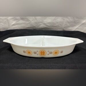 Pyrex Town & Country 1.5-quart oval divided casserole dish